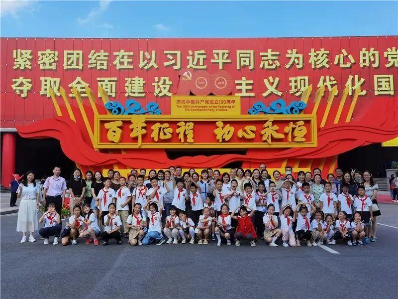 隆林各族自治县机关后勤服务中心开展“弘扬传统美德 倡导文明过节”主题党日活动